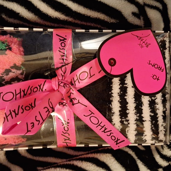 Betsy Johnson Plush socks - Picture 3 of 4